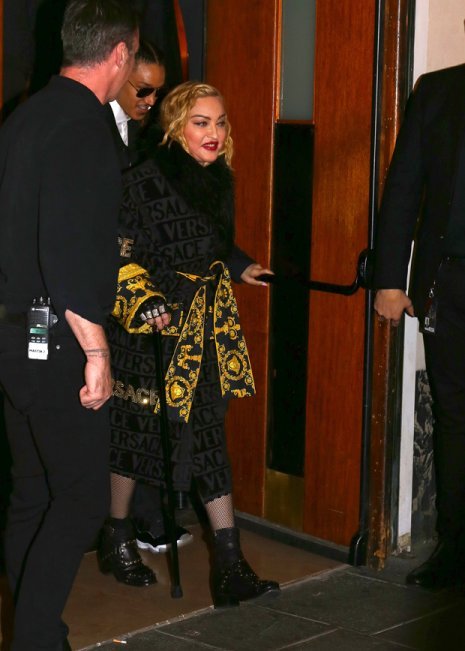 Мадонна, пережившая травму колена, падает снова во время своего выступления в туре «Madame X»