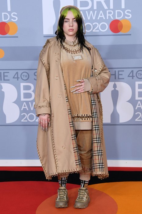 Перед церемонией награждения Британской премии Awards 2020 Билли Айлиш прошлась по красной ковровой дорожке