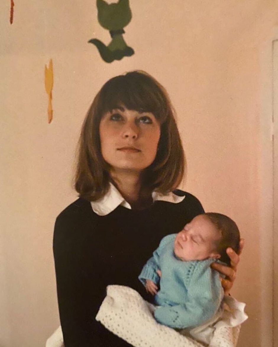 Кейт Миддлтон опубликовала серию семейных архивных фото, посвященных Дню Матери