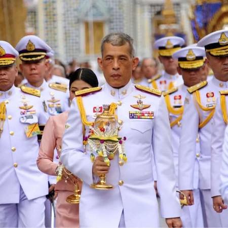 Король Таиланда самоизолировался: правитель закрылся в отеле с наложницами