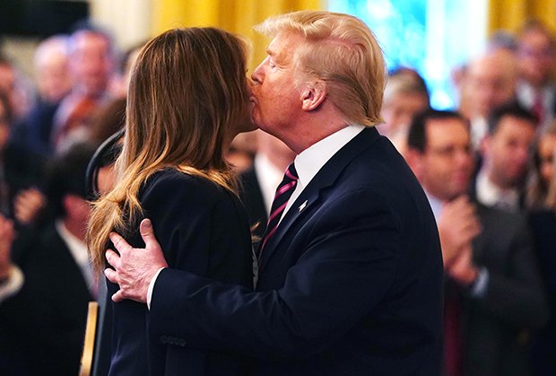 Мелания Трамп не ответила взаимностью на поцелуй Дональда Трампа на публике