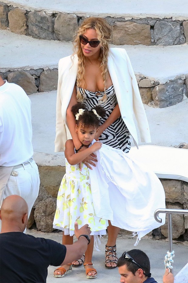 Beyonce, Jay-Z and Blue Ivy enjoy lunch with Kelly Rowland, her husband and some family while aboard a luxury yacht off the Amalfi Coast in Italy. UK RIGHTS ONLY Pictured: Blue Ivy,Beyonce Ref: SPL4125713 110915 NON-EXCLUSIVE Picture by: FameFlynet.uk.com / SplashNews.com Splash News and Pictures Los Angeles: 310-821-2666 New York: 212-619-2666 London: +44 (0)20 7644 7656 Berlin: +49 175 3764 166 photodesk@splashnews.com World Rights 