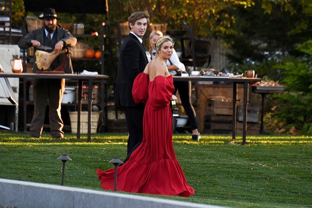 Newport, RI  - Celebrities guests arrive to Jennifer Lawrence and Cooke Maroney's wedding in Newport, Rhode Island. Pictured: Sienna Miller BACKGRID USA 19 OCTOBER 2019  USA: +1 310 798 9111 / usasales@backgrid.com UK: +44 208 344 2007 / uksales@backgrid.com *UK Clients - Pictures Containing Children Please Pixelate Face Prior To Publication* 