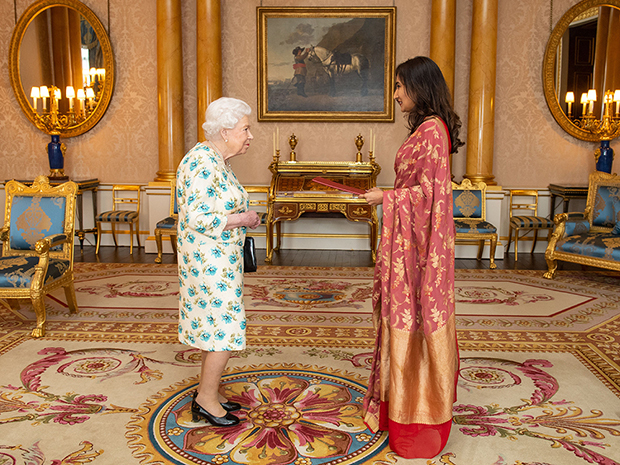 На официальной встрече Королева Елизавета II отказывается от традиционного рукопожатия