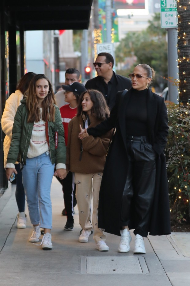 Jennifer Lopez does a little Black Friday shopping with her family
